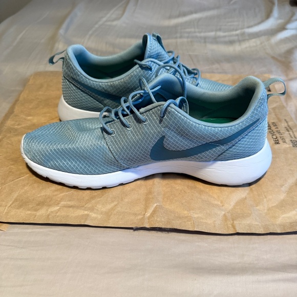 Nike Roshe One ‘Mica Blue’ Sneakers - Picture 7 of 8